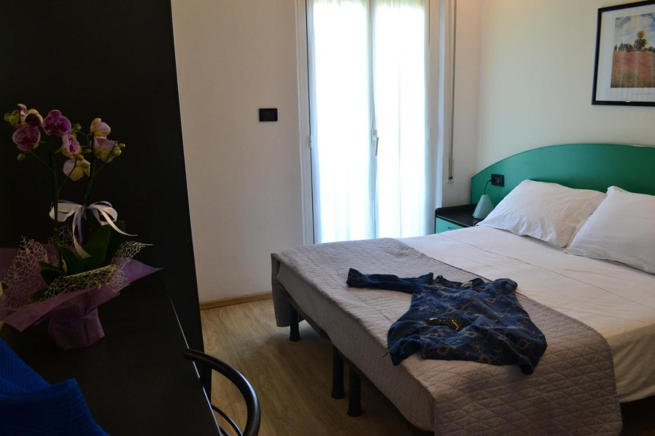 Hotel Tre Stelle Римини Екстериор снимка