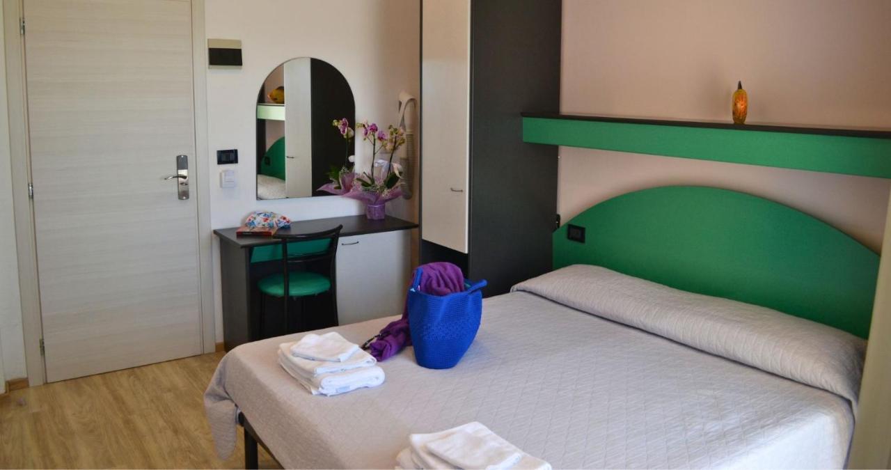Hotel Tre Stelle Римини Екстериор снимка
